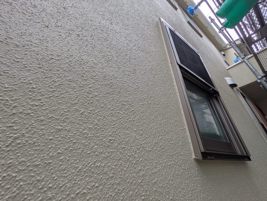 仕上がった壁面と縦長の窓