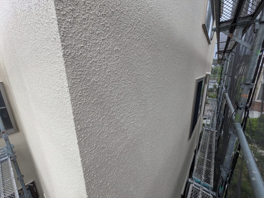 建物の角と縦長窓、周囲の足場