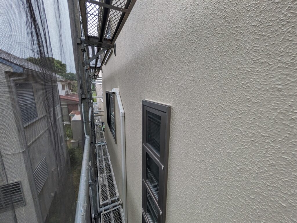 上下に並ぶ縦長窓と側面外壁