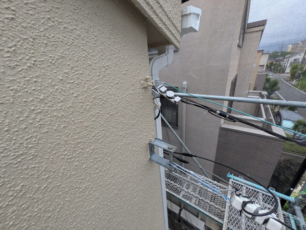 外壁角部の配線と換気フードの取り合い