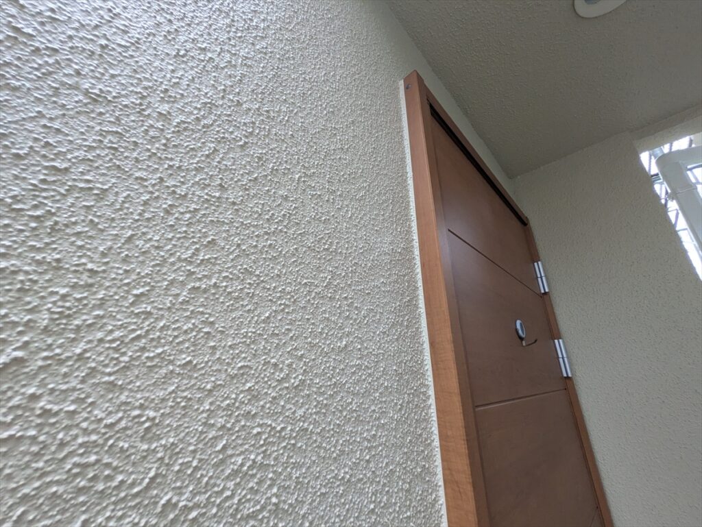 玄関脇の凹凸のある塗装面