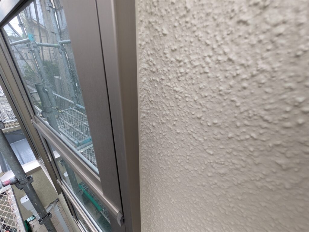 窓枠と外壁が接する縁の近景