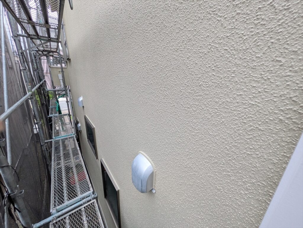 広い外壁面と換気フード、足場通路