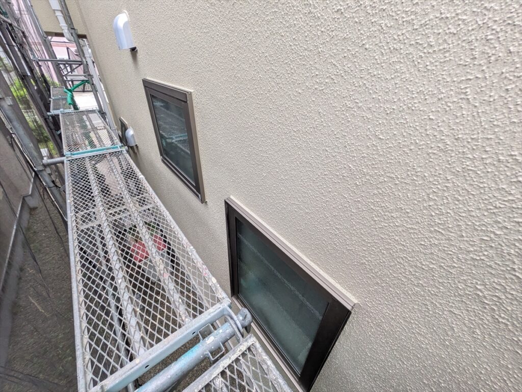 上方から見た窓と換気フードのある外壁
