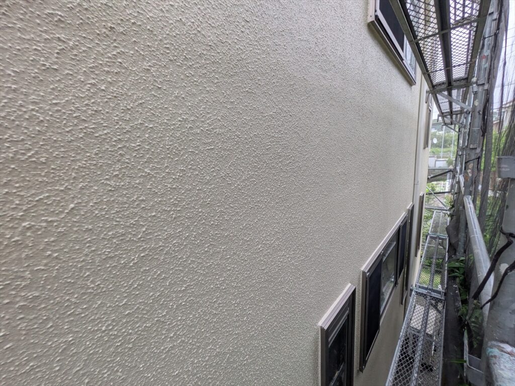 窓下へ続く凹凸のある塗装面