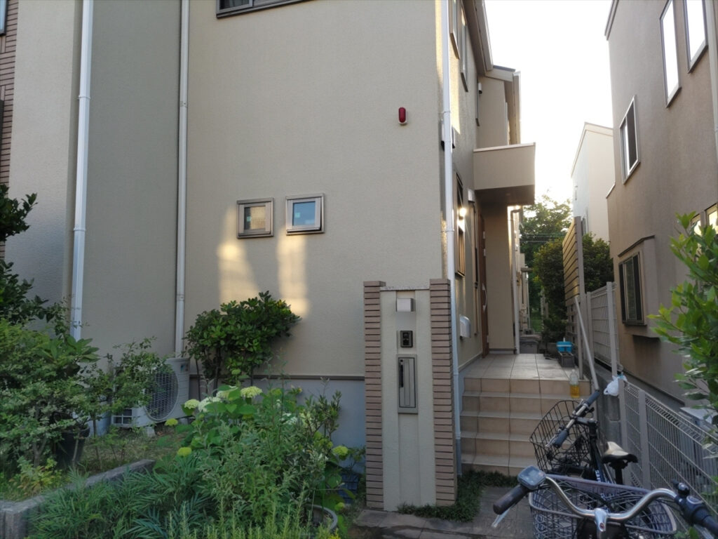 塗り替え後の正面外壁と玄関