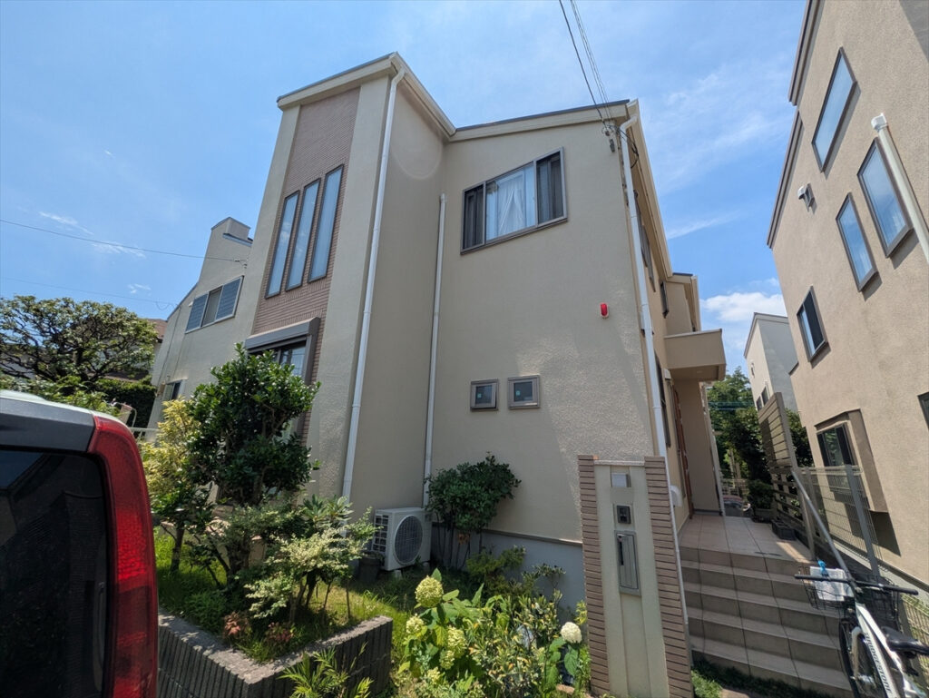 横浜市緑区の外壁・屋根塗装を終えた足場のない正面外観と玄関