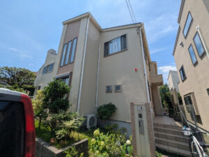 横浜市緑区の外壁・屋根塗装を終えた足場のない正面外観と玄関