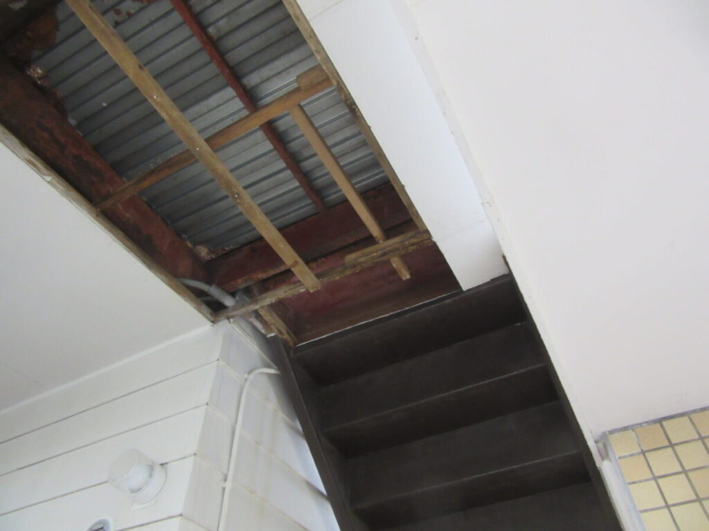軒天ボードを外して確認した内部の鉄骨と木下地