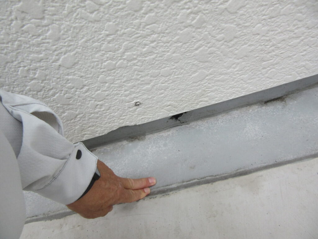 横浜市旭区のアパートで通路端の線防水の膨れを確認