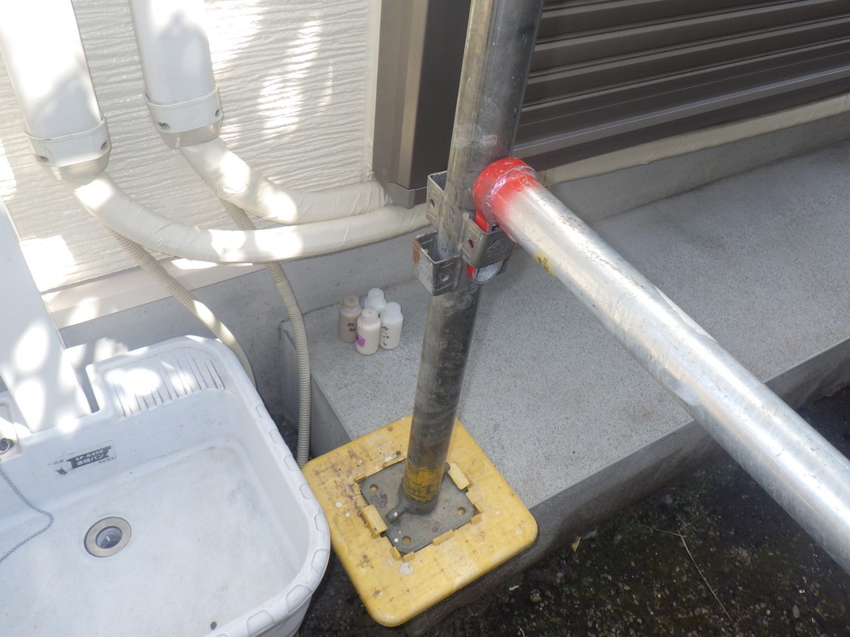 asahi-091 | 外壁塗装は神奈川県横浜市の塗装職人 解体前検査:外壁下部・配管まわり