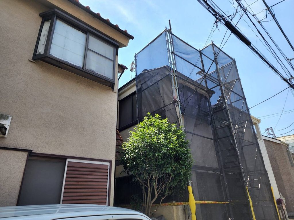 建物まわりに設置した足場