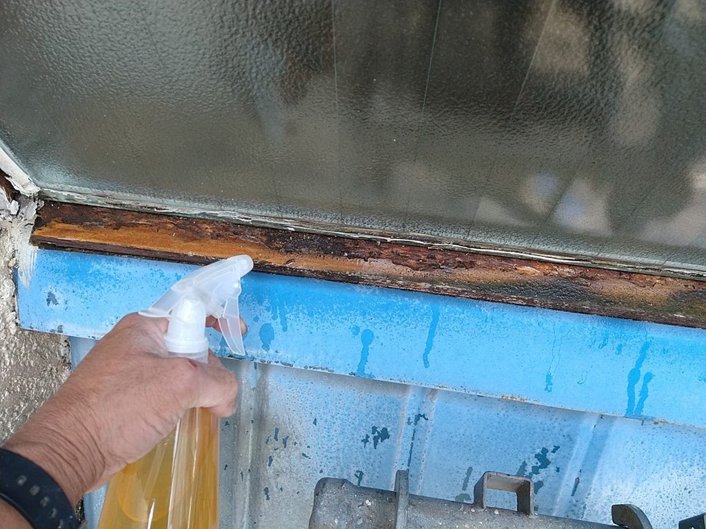 窓まわりの木部への白蟻駆除剤散布