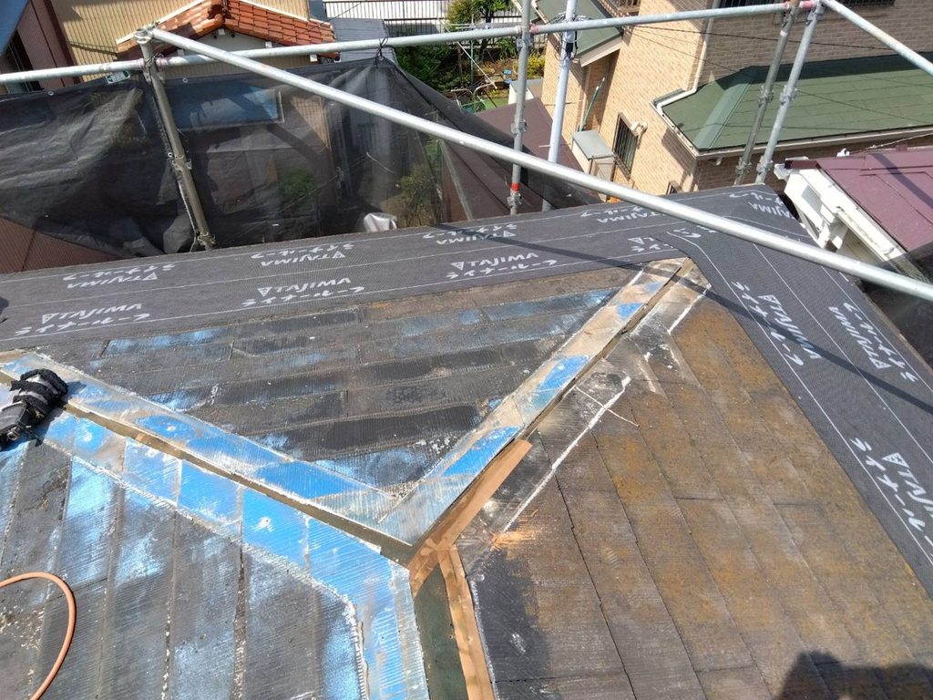 金物撤去後の屋根と防水シート施工