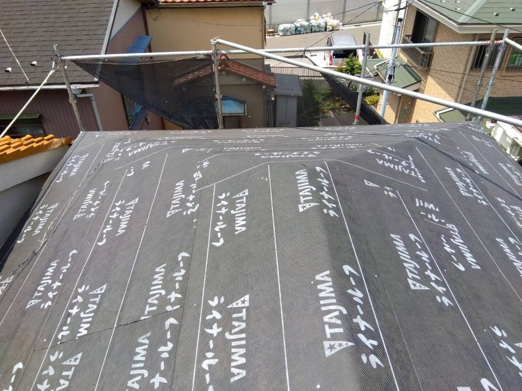 屋根への防水シート施工