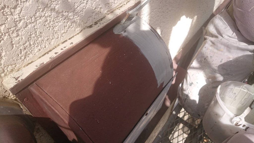 換気フードの下塗り