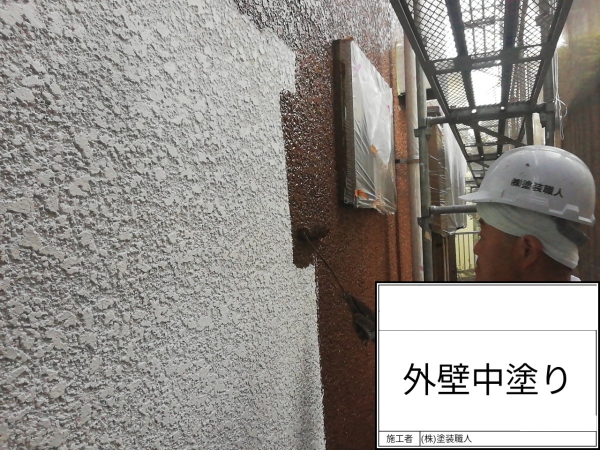 hodogaya-renovation-023-v2 | 外壁塗装は神奈川県横浜市の塗装職人 エスケープレミアムシリコンで中塗り