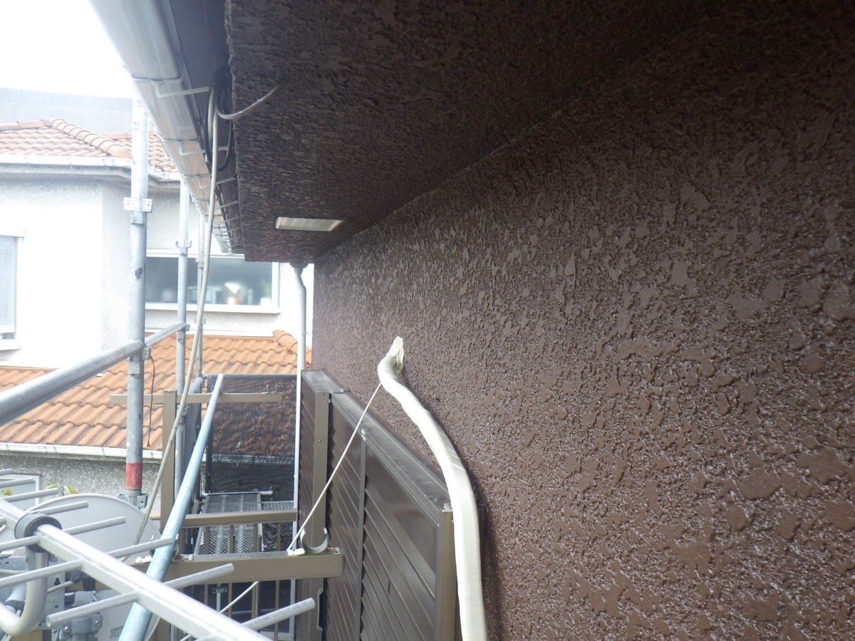 hodogaya-renovation-060 | 外壁塗装は神奈川県横浜市の塗装職人 軒下と外壁の仕上がりを確認