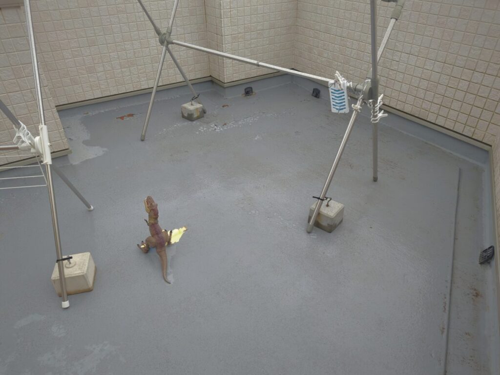 物干し台が置かれた施工前の床面