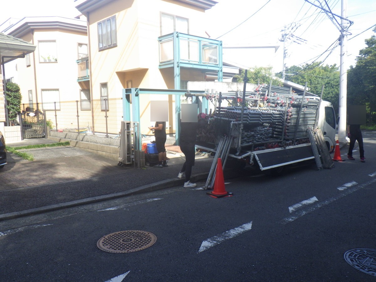 renovation-009 | 外壁塗装は神奈川県横浜市の塗装職人 足場資材の搬入