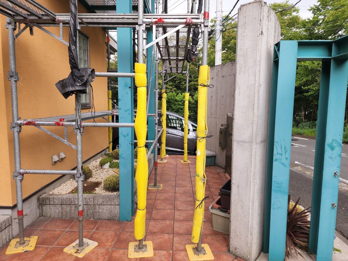 renovation-010 | 外壁塗装は神奈川県横浜市の塗装職人 玄関まわりに組んだ足場