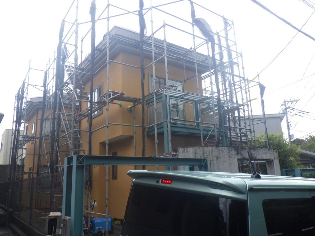 renovation-011 | 外壁塗装は神奈川県横浜市の塗装職人 強風対策でメッシュシートを巻き上げた状態