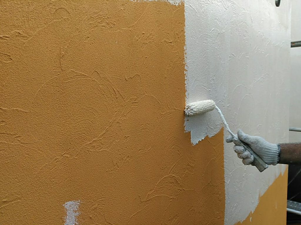 renovation-037 | 外壁塗装は神奈川県横浜市の塗装職人 凹凸のある外壁面を下塗り