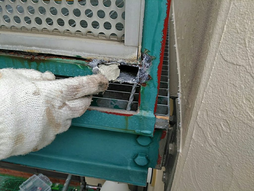 Kモルタルを充填して鉄骨を補修