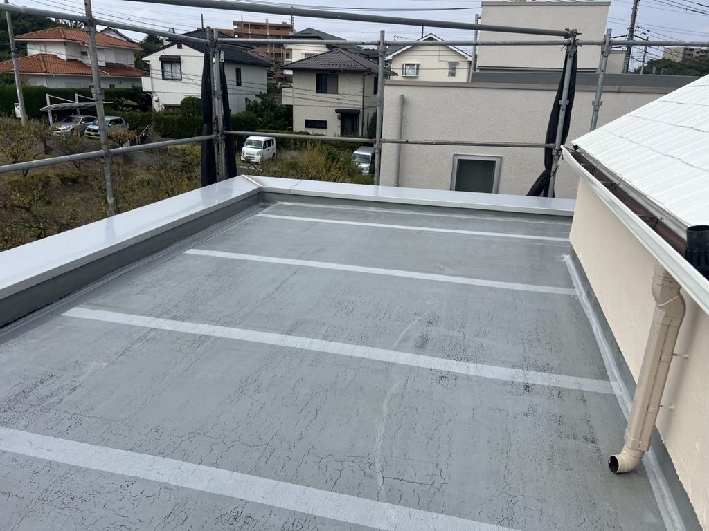 既存シートの継ぎ目に補強クロスを施工