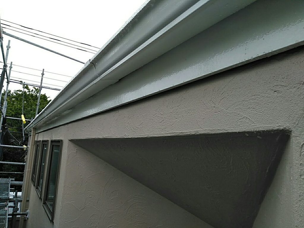 屋根の端部と雨樋の仕上がり