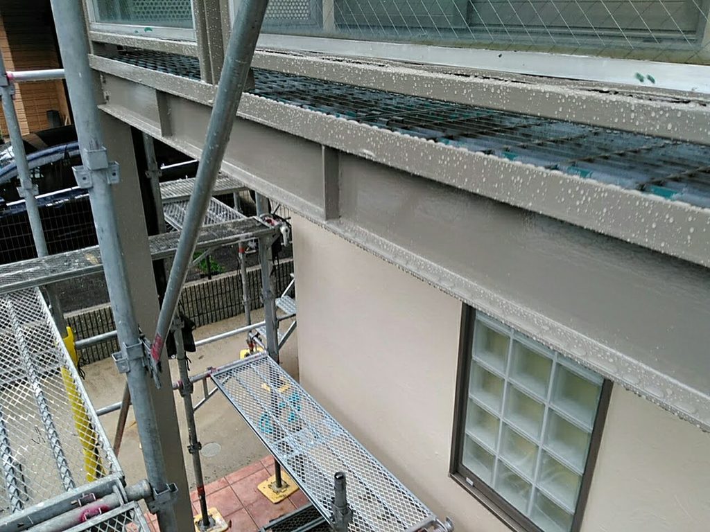 バルコニー下部の鉄骨と外壁