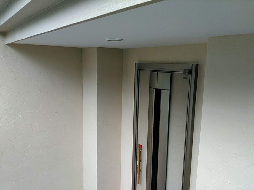 玄関まわりと軒天の仕上がり