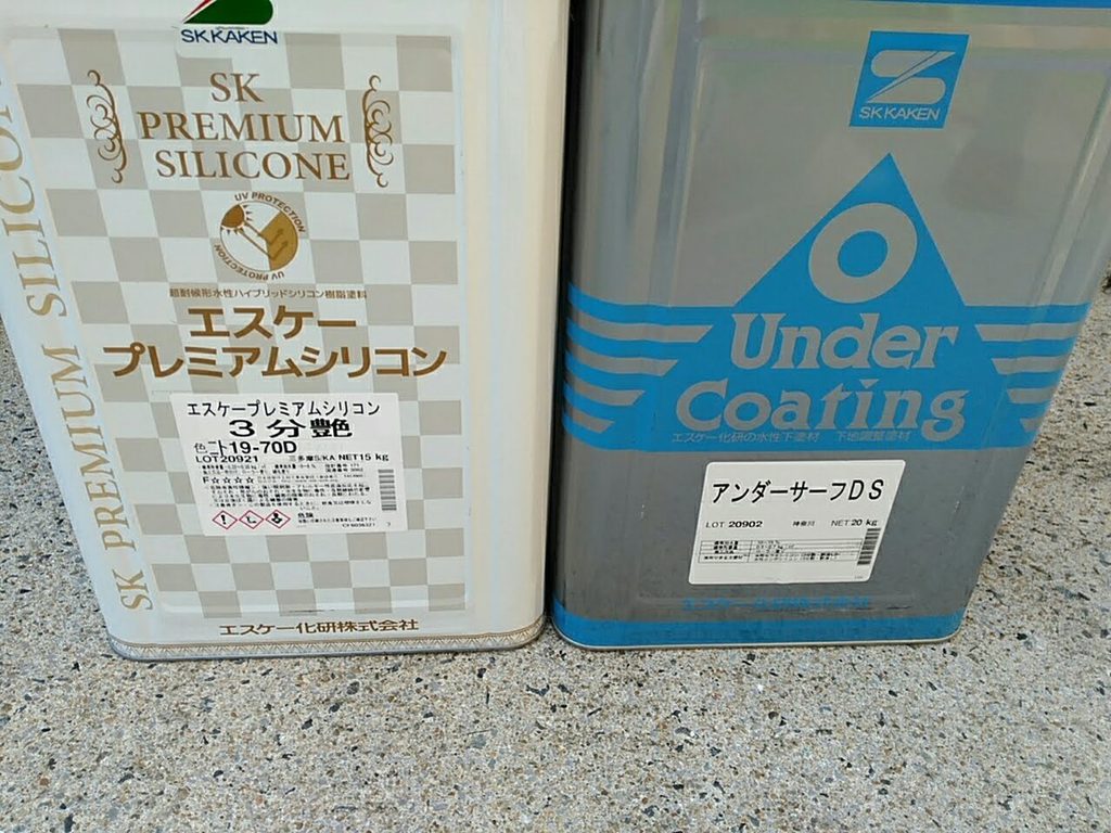 上塗り材と下塗り材アンダーサーフDS