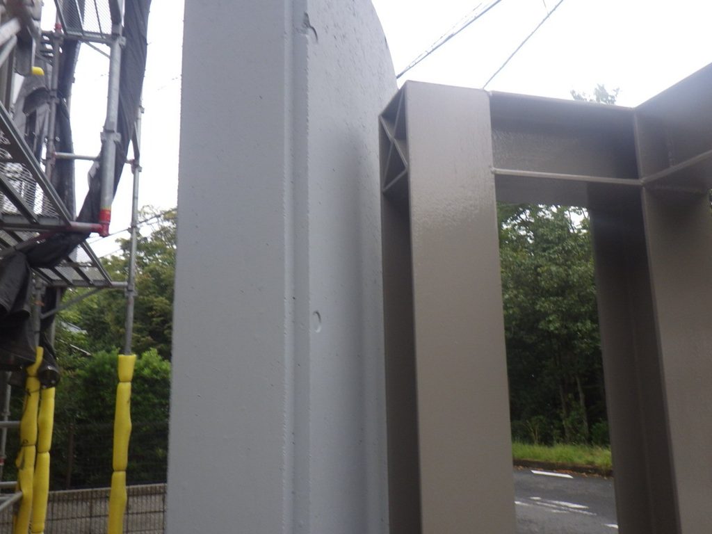 鉄骨の接合部と柱の確認
