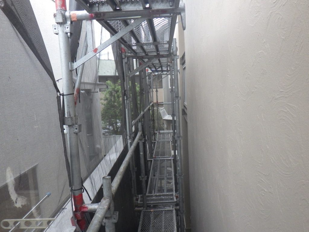 狭い通路側の外壁の検査