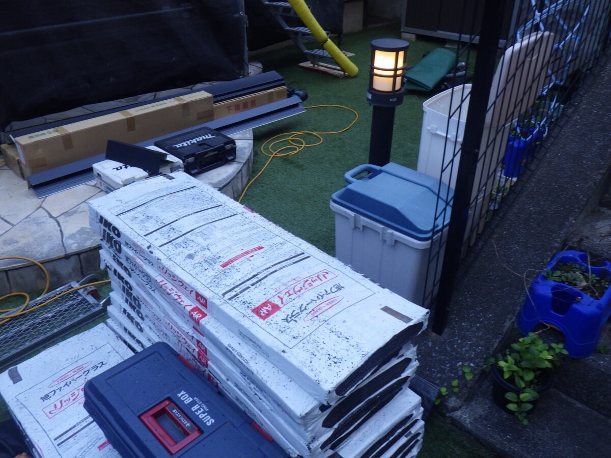 roof-wall-renovation-015 | 外壁塗装は神奈川県横浜市の塗装職人 屋根材リッジウェイの搬入