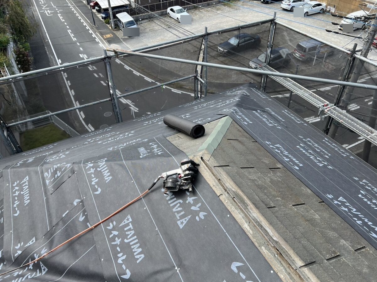 roof-wall-renovation-016 | 外壁塗装は神奈川県横浜市の塗装職人 既存の棟を外し、下葺き材を施工
