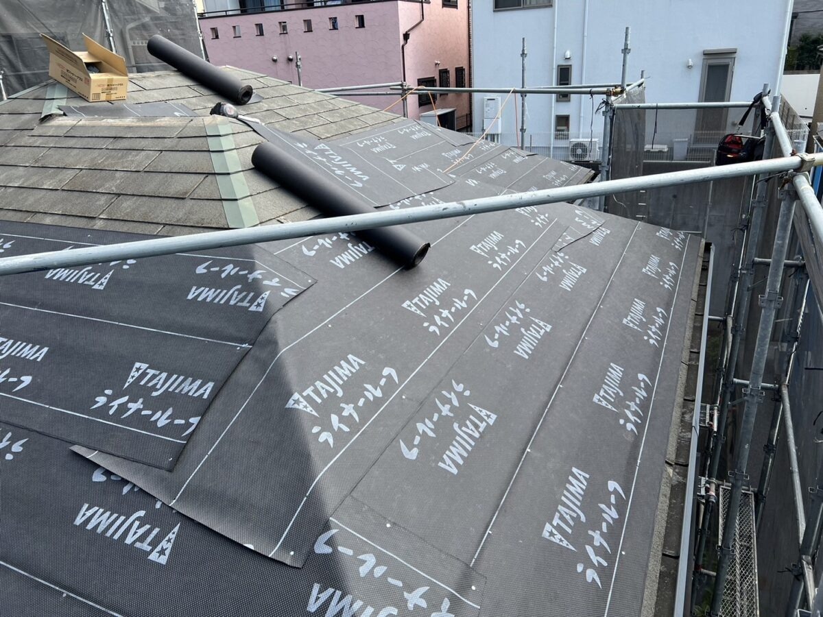 roof-wall-renovation-017 | 外壁塗装は神奈川県横浜市の塗装職人 下葺き材を広げた屋根