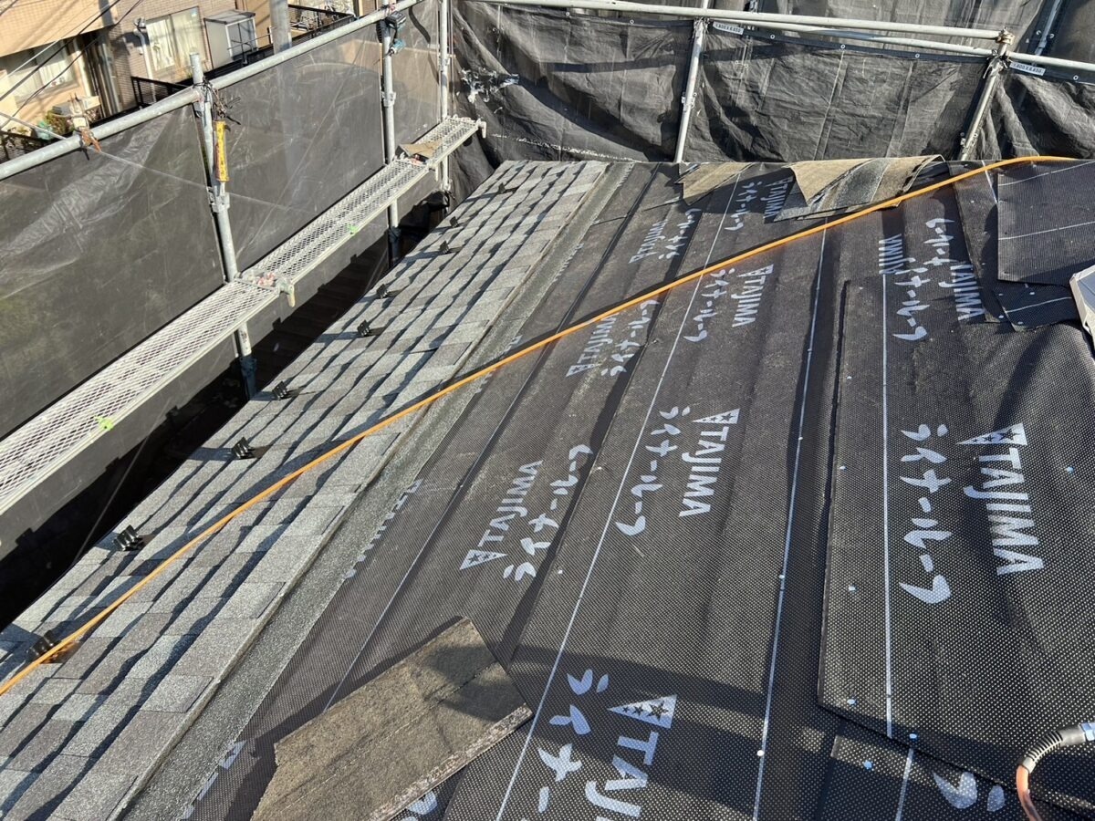 roof-wall-renovation-018 | 外壁塗装は神奈川県横浜市の塗装職人 屋根材の施工を進めているところ
