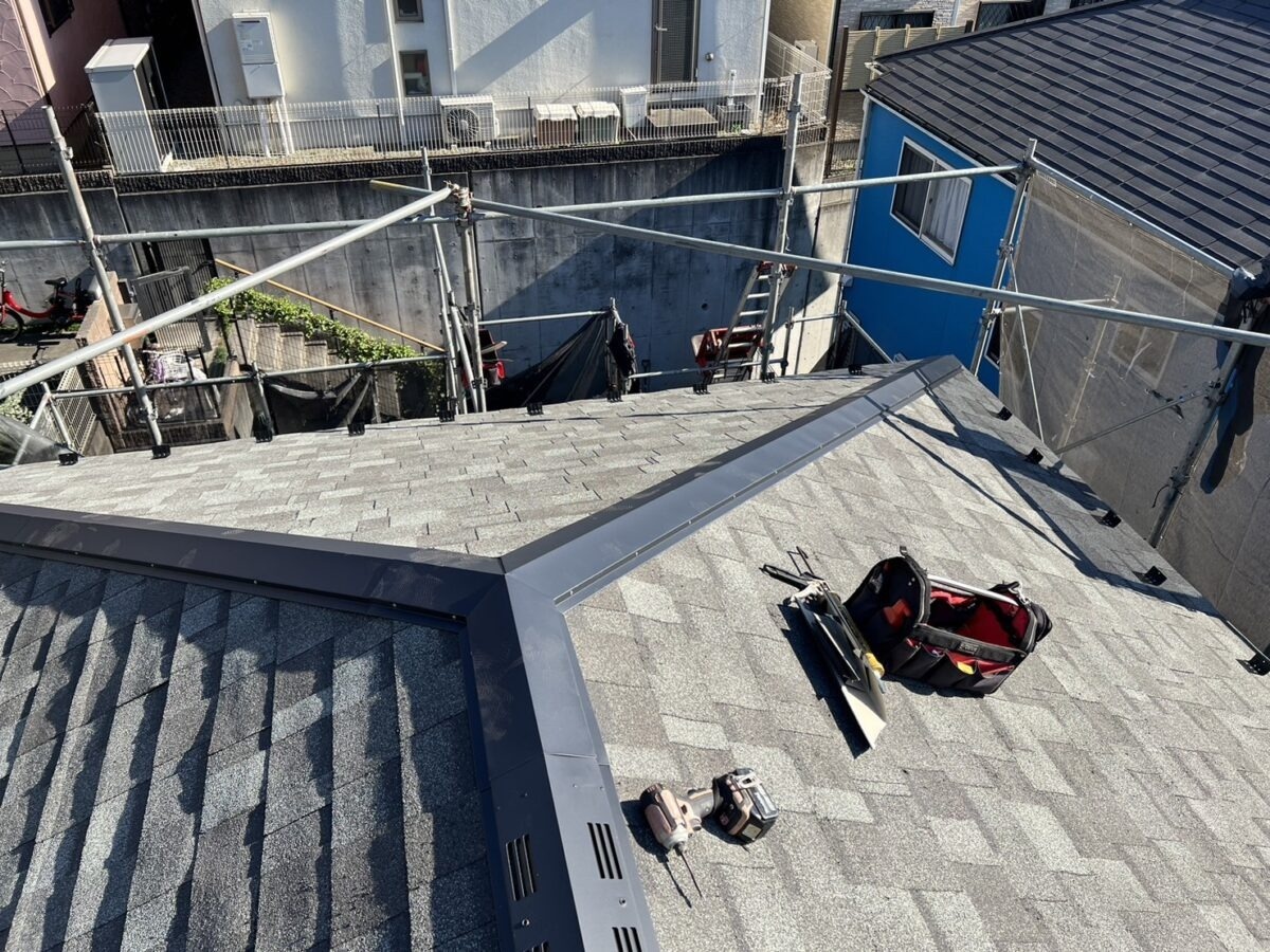 roof-wall-renovation-021 | 外壁塗装は神奈川県横浜市の塗装職人 棟板金を取り付けた屋根