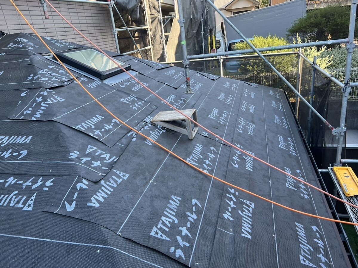 roof-wall-renovation-022 | 外壁塗装は神奈川県横浜市の塗装職人 天窓のある下屋の下葺き