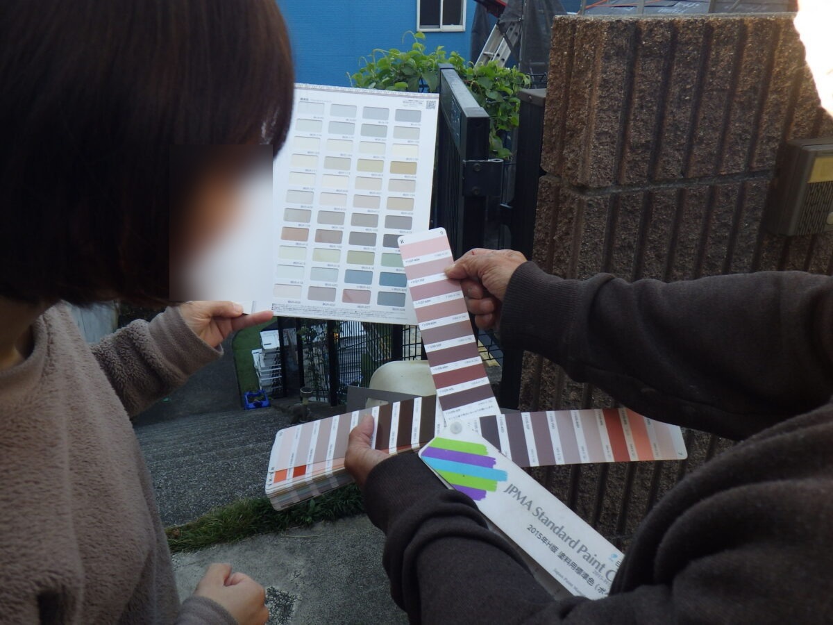 roof-wall-renovation-027 | 外壁塗装は神奈川県横浜市の塗装職人 色見本を並べて検討