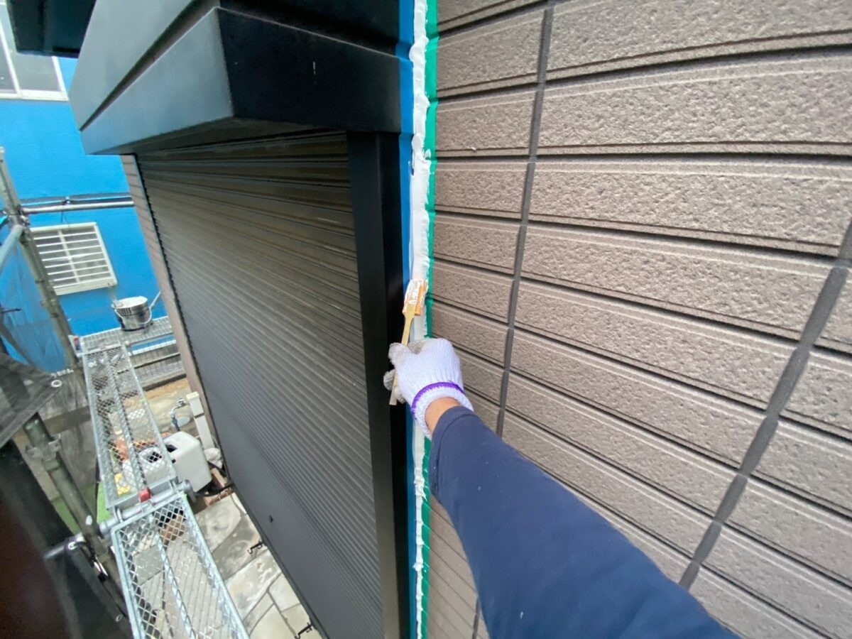 roof-wall-renovation-032 | 外壁塗装は神奈川県横浜市の塗装職人 充填したシーリング材をヘラでならす