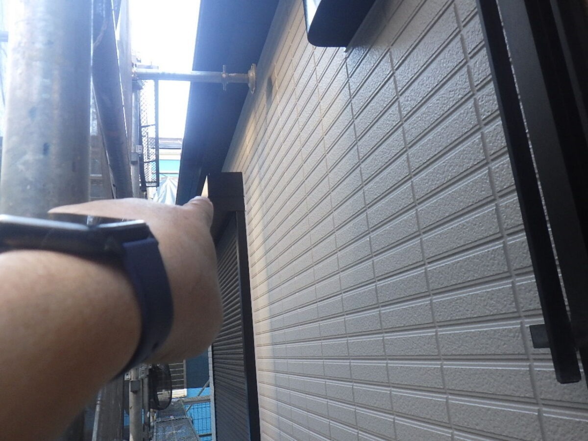 roof-wall-renovation-066 | 外壁塗装は神奈川県横浜市の塗装職人 シャッターボックスの確認