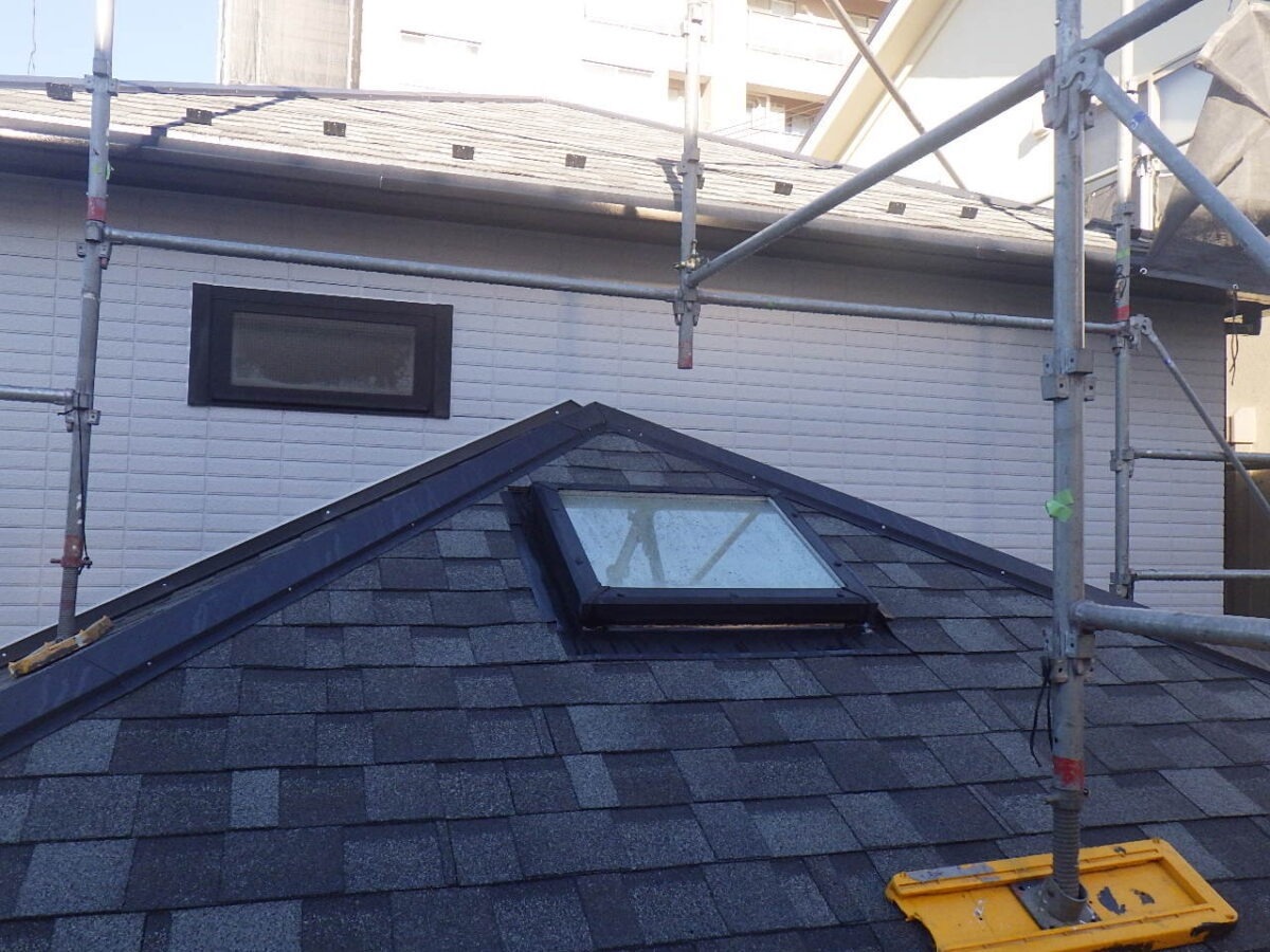 roof-wall-renovation-073 | 外壁塗装は神奈川県横浜市の塗装職人 天窓まわりと下屋の仕上がり