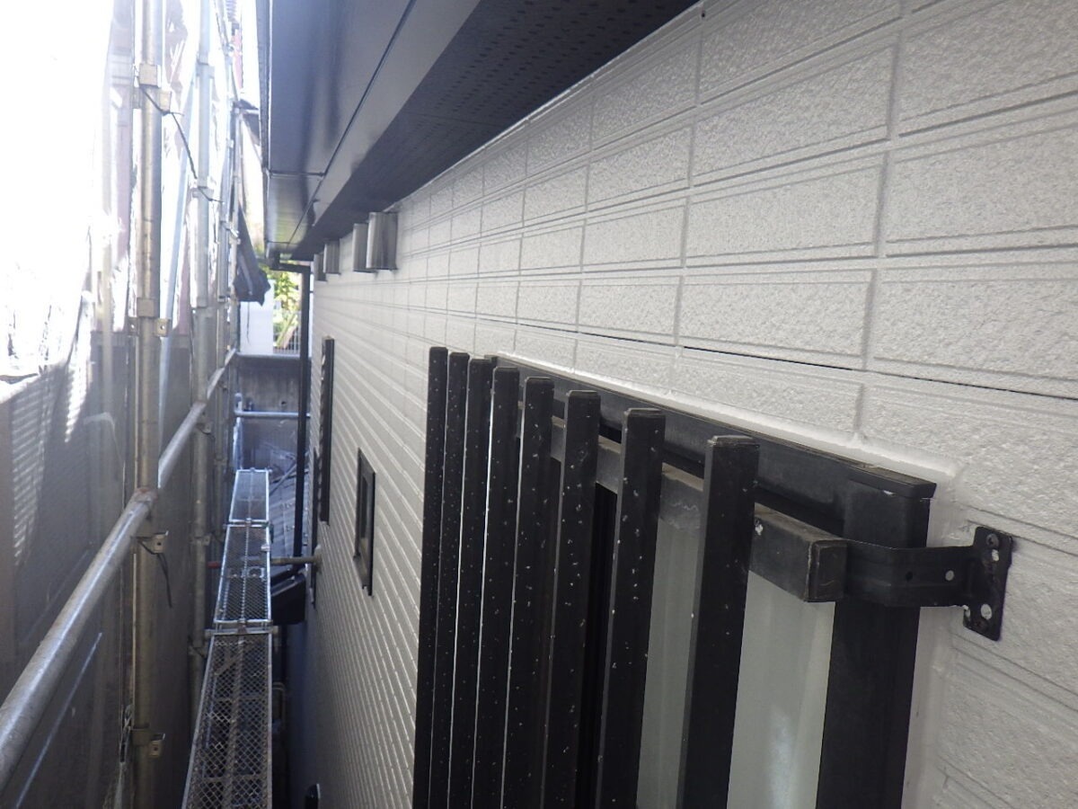 roof-wall-renovation-080 | 外壁塗装は神奈川県横浜市の塗装職人 上部の窓まわりと外壁