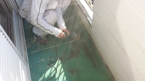 2013年10月28日　瀬谷区押切邸：防水剥がすために切れ目を