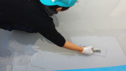 2013年12月9日 都筑区の防水工事：平場ウレタン2層目コテ