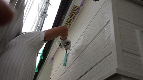 2013年7月28日　南区六ッ川にて外壁塗装：外壁上塗りクリヤー