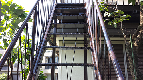2013年8月30日　横浜市鶴見区にて鉄階段塗装：上塗り